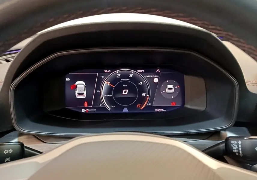 Vue rapprochée du tableau de bord numérique du CUPRA Formentor 2023, affichage digital avec compte-tours central.