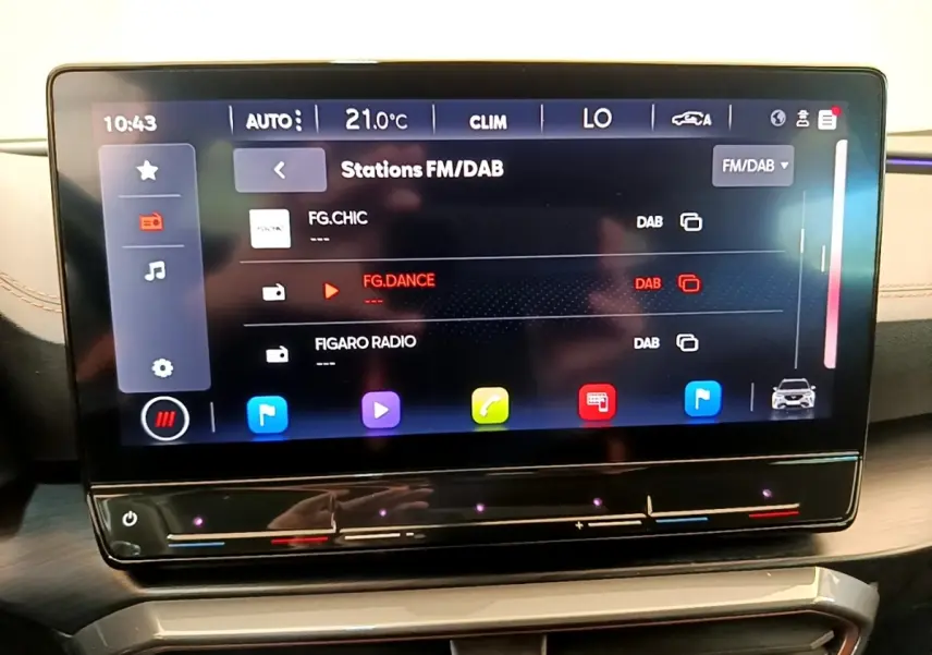 Écran tactile central du tableau de bord du CUPRA Formentor 2023 affichant les stations FM/DAB.