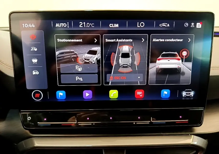 Écran tactile central du tableau de bord du CUPRA Formentor affichant aides à la conduite et stationnement.