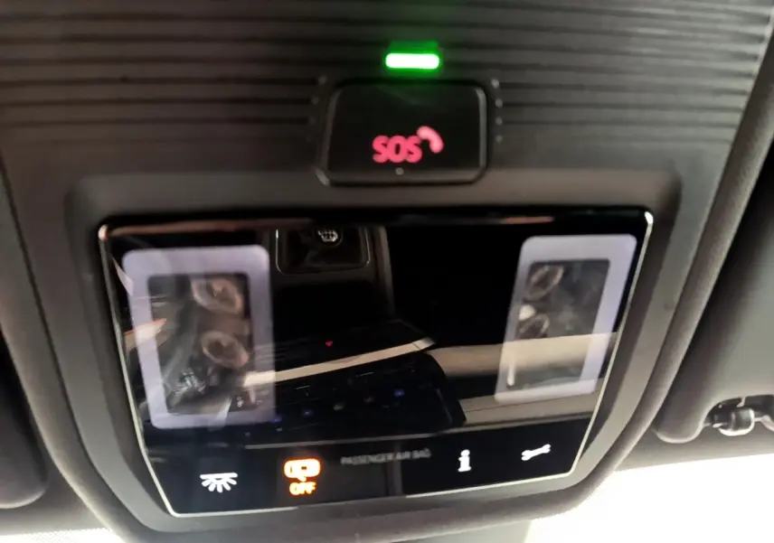Gros plan sur le panneau de commande intérieur avec bouton SOS illuminé en rouge dans une CUPRA Formentor 2023.