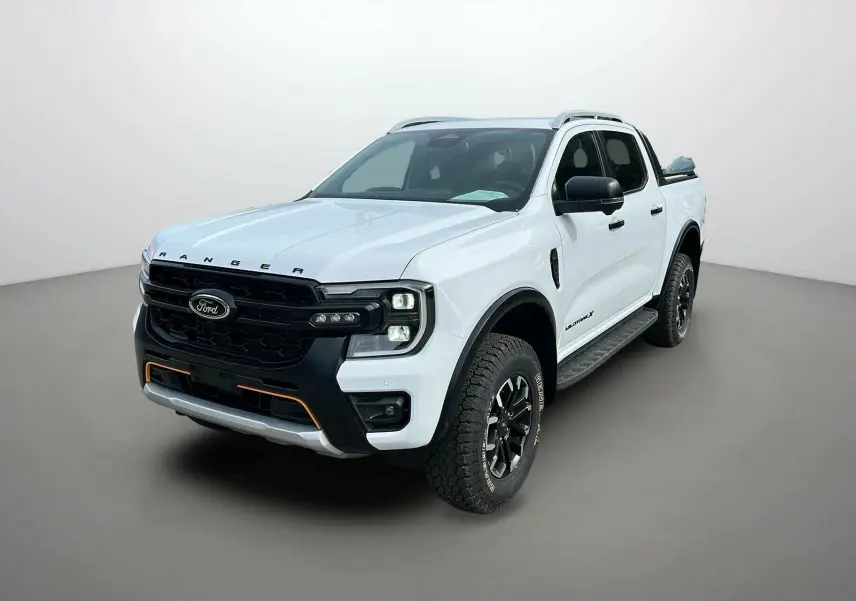 Ford Ranger 2025 blanc glacier en 3/4 avant droit avec calandre noire et jantes alu noires.