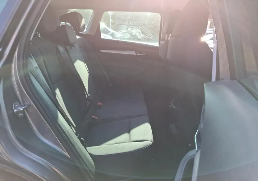 Gros plan sur la roue arrière droite d’un Skoda Karoq gris 2023 avec jante alu 17 pouces et carrosserie gris métallisé.