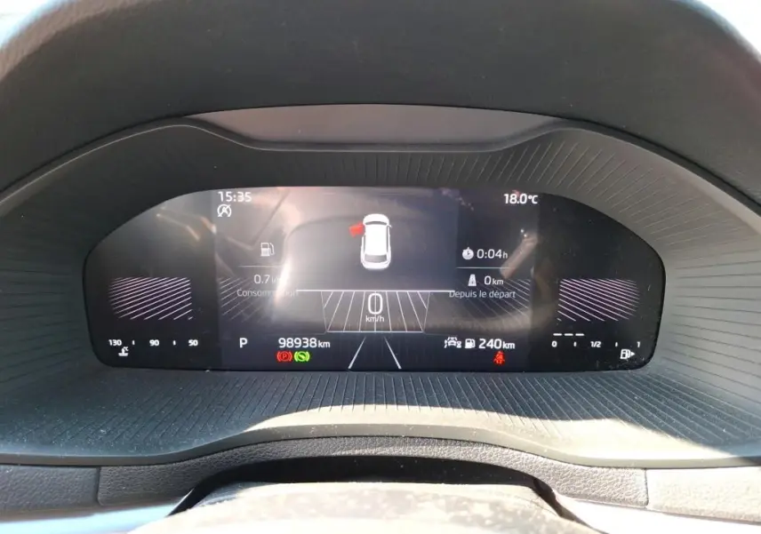 Gros plan sur la roue arrière droite du Skoda Karoq gris 2023 avec jante alu 17 pouces et logo central.