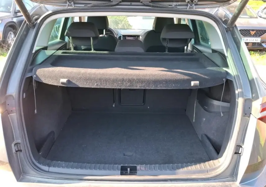 Gros plan sur la roue avant droite avec jante alu 17'' du SUV gris SKODA KAROQ 2023.