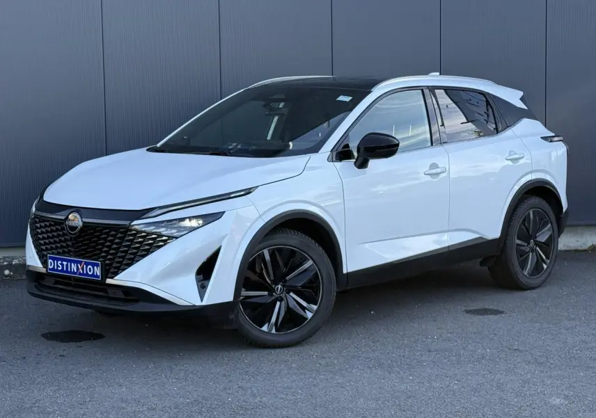 Nissan Qashqai blanc nacré en 3/4 avant droit, avec toit panoramique noir et jantes alliage noires.