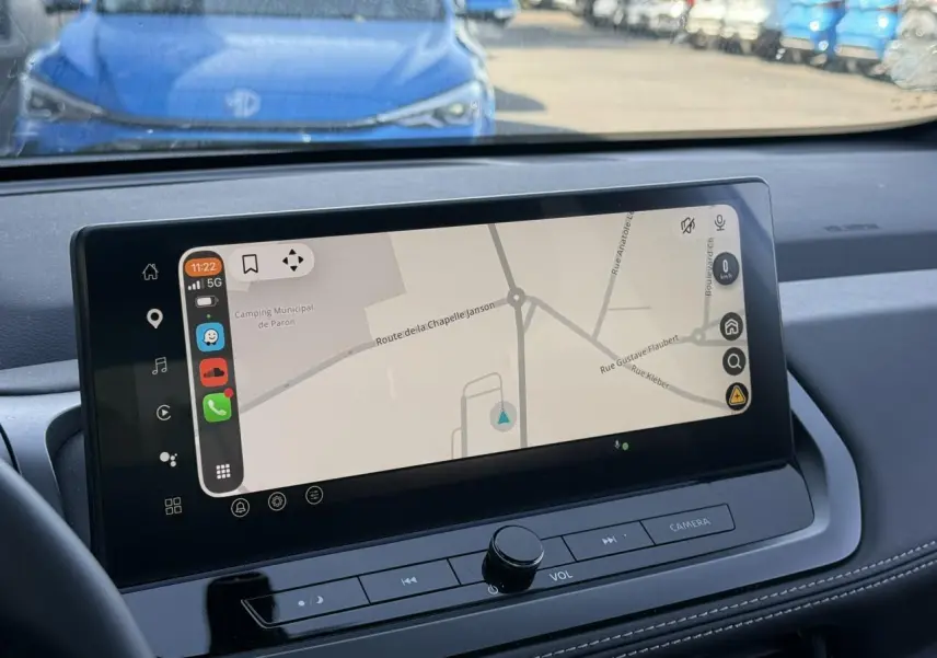 Écran tactile 12,3" du Nissan Qashqai 2025 affichant la navigation, vue intérieure avant.