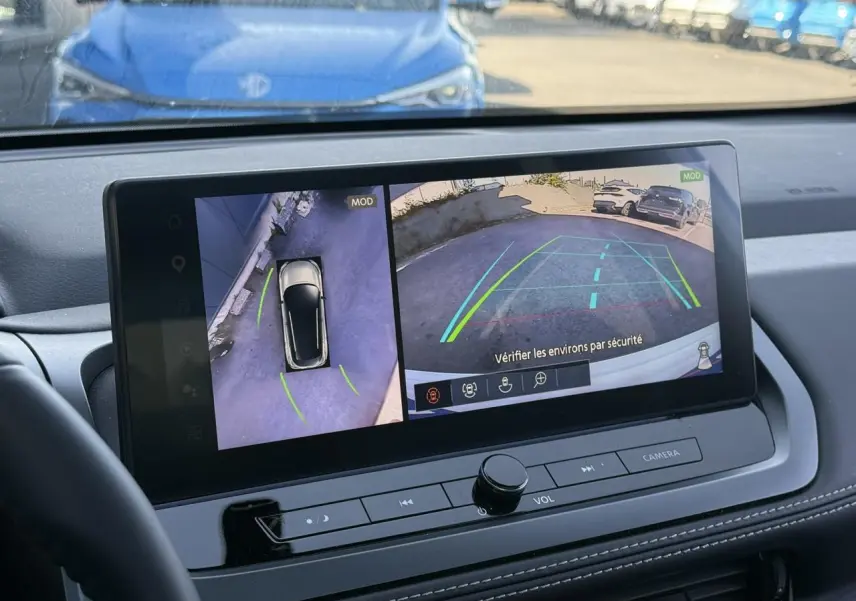 Écran tactile intérieur du Nissan Qashqai 2025 montrant la caméra 360° et vue arrière en stationnement.