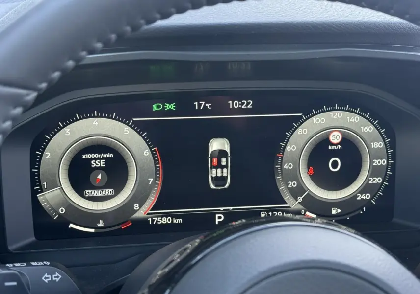 Vue rapprochée du tableau de bord numérique du Nissan Qashqai 2025, affichage vitesse et compte-tours, volant partiellement visible.