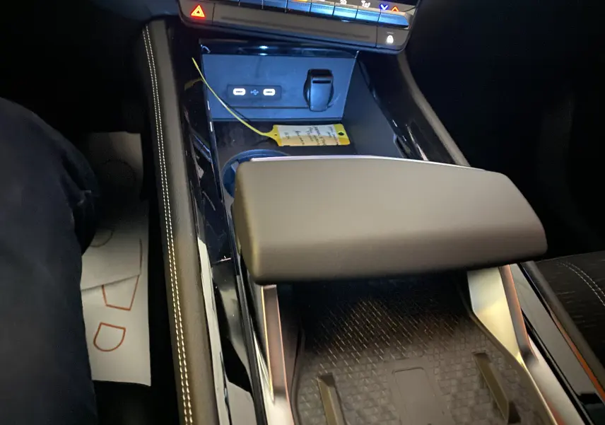 Vue rapprochée de la console centrale noire du Renault Austral E-Tech 200 Techno avec accoudoir et commandes tactiles.