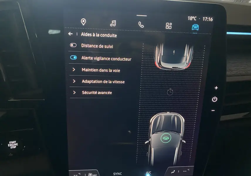 Écran tactile intérieur du Renault Austral E-Tech 200 Techno 2023 montrant les aides à la conduite et la voiture vue de dessus.