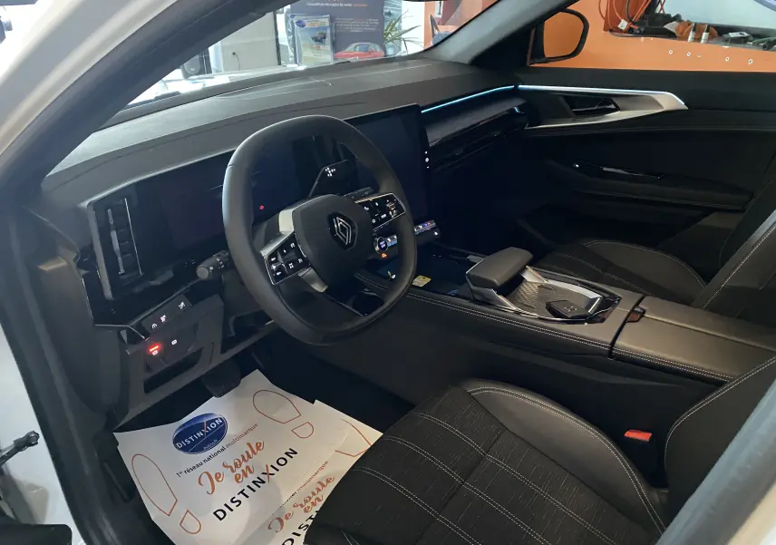 Intérieur du Renault Austral E-Tech 200 Techno 2023 vu côté conducteur, avec tableau de bord moderne et sièges noirs.