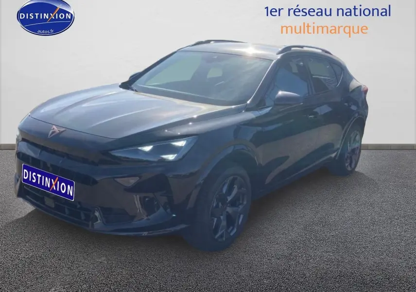 Vue 3/4 avant d'un CUPRA Formentor noir midnight avec jantes alu 18 pouces et feux LED allumés.