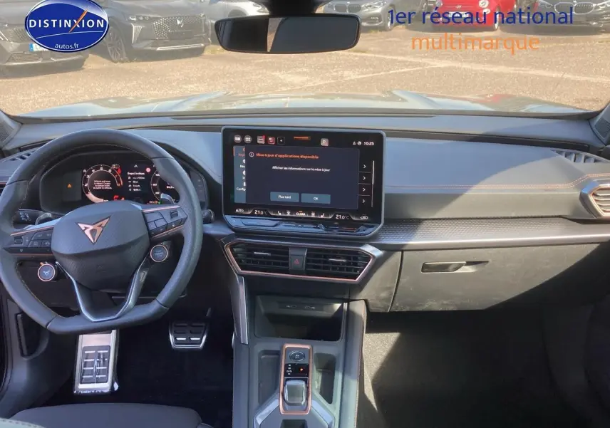 Intérieur de la CUPRA Formentor 1.5 etsi hybrid 2025, vue de face sur le tableau de bord noir avec écran tactile central.