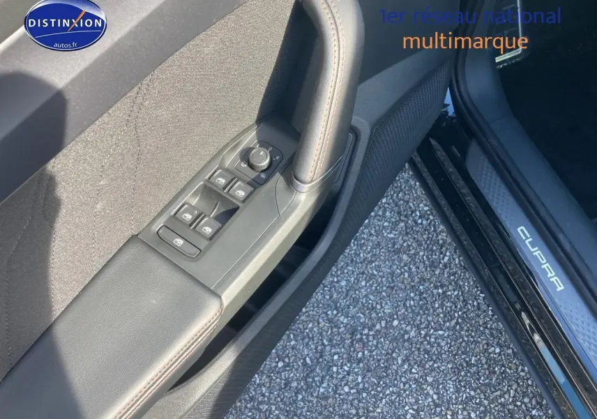 Vue rapprochée de la porte avant gauche noire midnight d’une CUPRA Formentor 2025 avec seuil de porte marqué CUPRA.