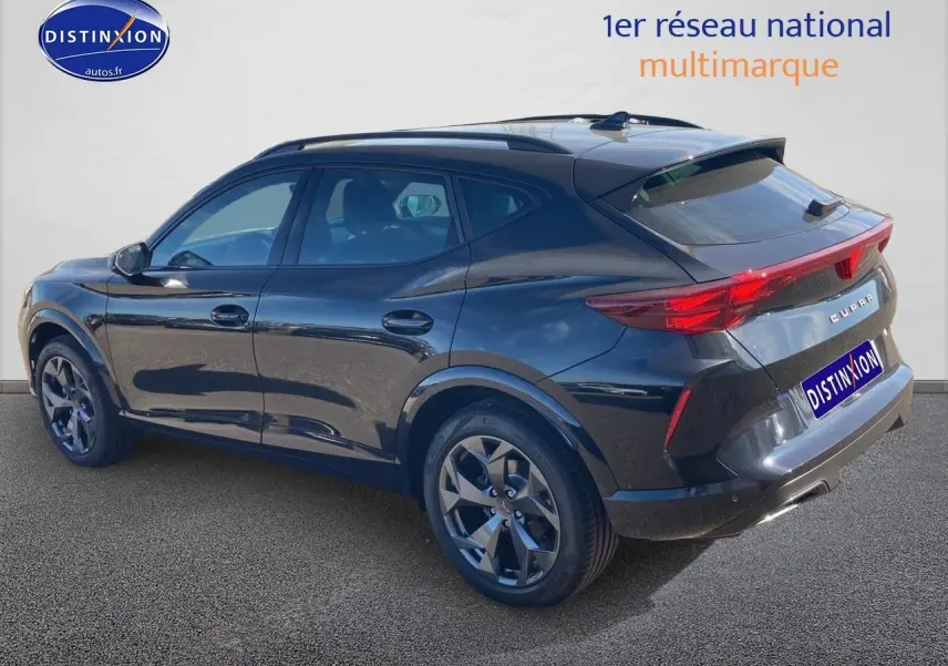 Vue 3/4 arrière droite d'un CUPRA Formentor noir midnight avec jantes alu 18 pouces et feux arrière LED étirés.