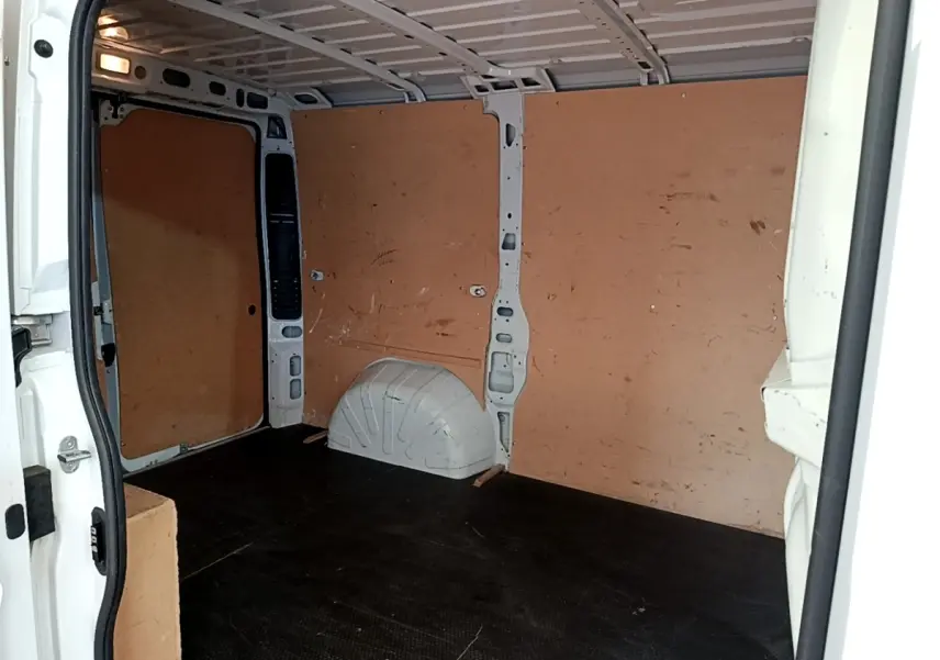 Vue intérieure arrière du fourgon blanc FIAT Ducato 2.3 Multijet 2021, montrant l'espace de chargement avec parois en bois.