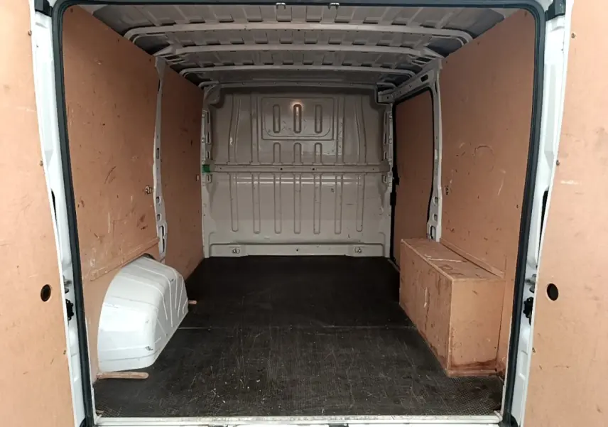 Vue intérieure arrière du fourgon blanc FIAT Ducato 2.3 Multijet 2021, montrant l'espace de chargement avec parois en bois.