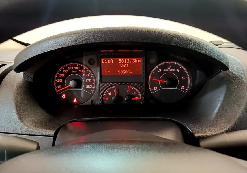 Vue rapprochée du tableau de bord du Fiat Ducato Fourgon 2021, affichage digital rouge et compteurs analogiques.