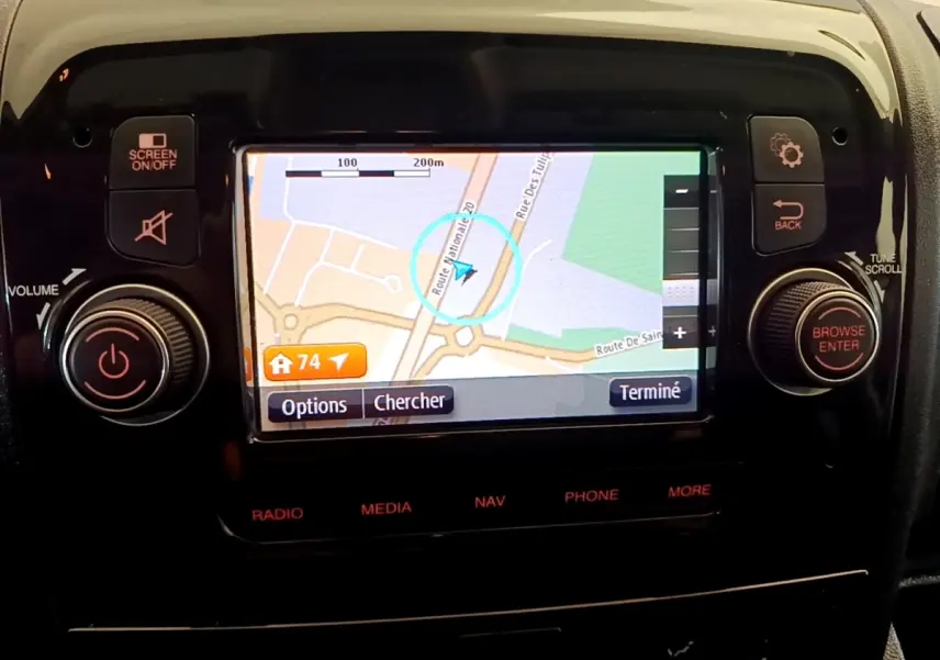 Écran tactile central du tableau de bord du Fiat Ducato Fourgon 2021 affichant une carte de navigation.