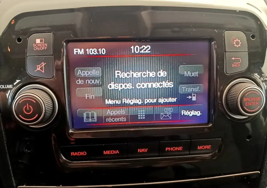 Gros plan sur l’écran tactile multimédia du Fiat Ducato Fourgon blanc, affichant la recherche de dispositifs connectés.