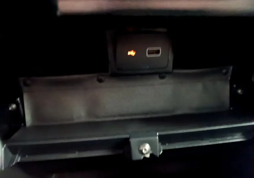 Vue intérieure du compartiment de rangement fermé du Fiat Ducato Fourgon blanc, avec port USB éclairé en orange.