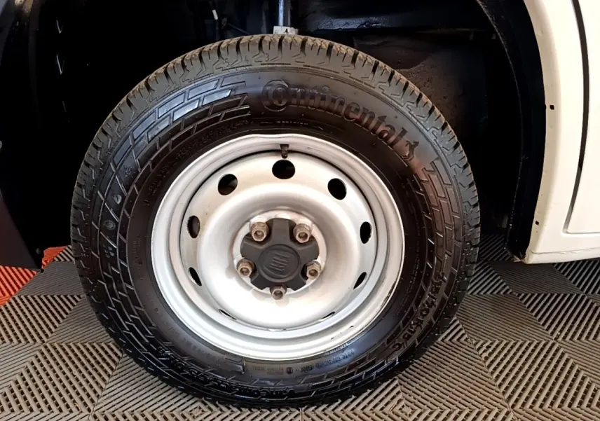 Gros plan sur la roue avant droite blanche d’un FIAT Ducato Fourgon 2021 avec pneu Continental noir.