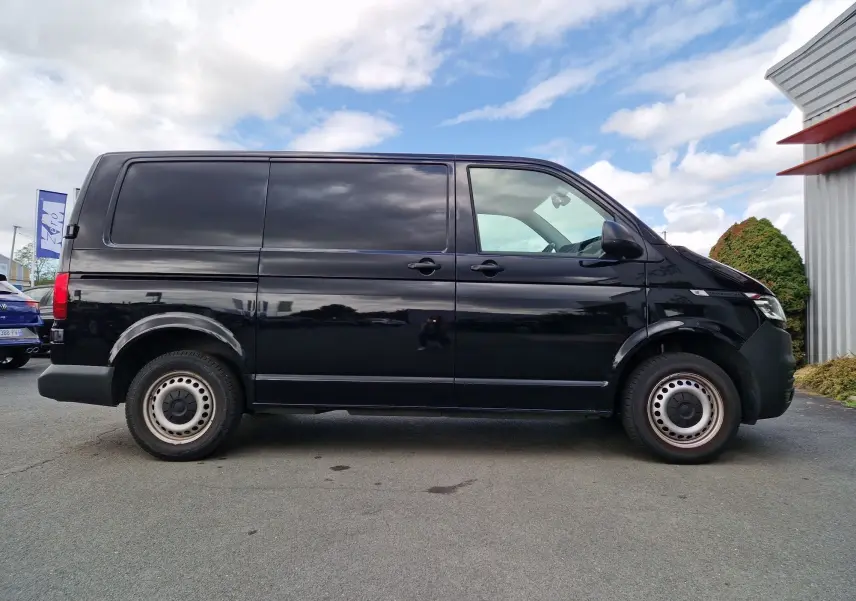 Vue de profil côté gauche d'un Volkswagen Transporter noir 2.0 TDi Business Line avec vitres teintées et jantes acier.