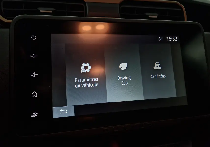 Écran tactile central du Dacia Duster 2024 affichant les menus Paramètres du véhicule, Driving Eco et 4x4 Infos.