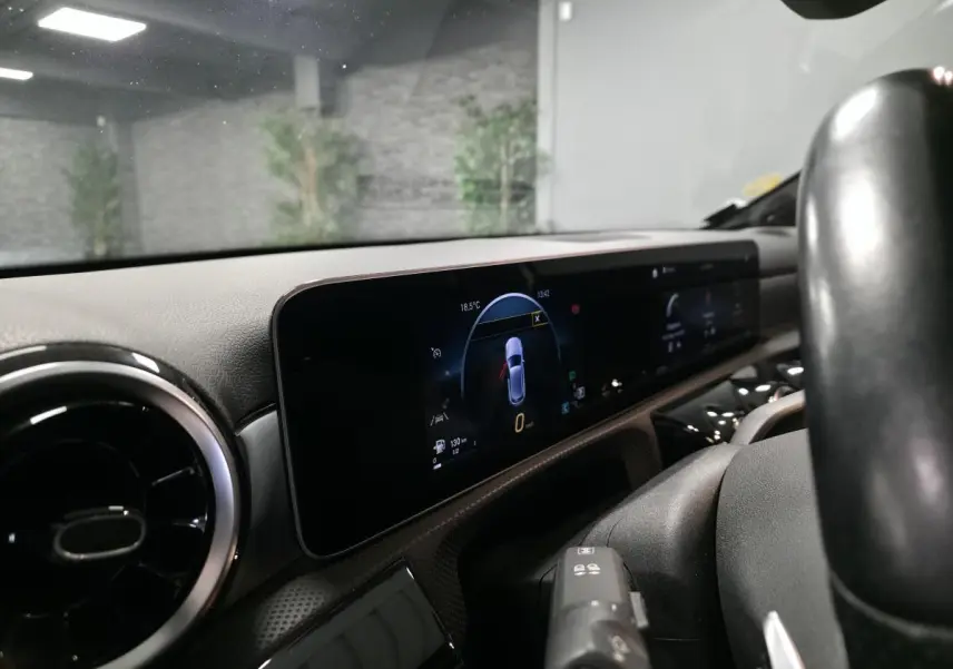 Tableau de bord numérique avec écran 10 pouces et volant cuir Nappa dans une Mercedes Classe A gris AMG Line 2019.