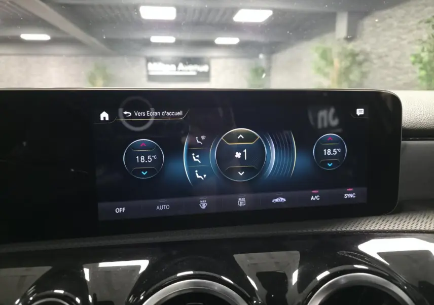 Écran tactile central affichant la climatisation à 18,5°C dans l'habitacle d'une Mercedes Classe A AMG Line gris.
