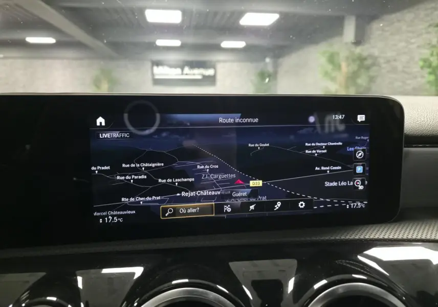 Écran tactile central de navigation MBUX affichant une carte routière dans l'habitacle d'une Mercedes Classe A AMG Line 2019.