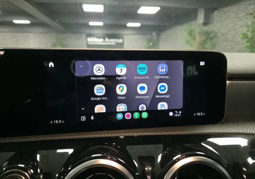 Écran tactile central 10 pouces affichant applications smartphone dans l'habitacle d'une Mercedes Classe A gris métallisé.