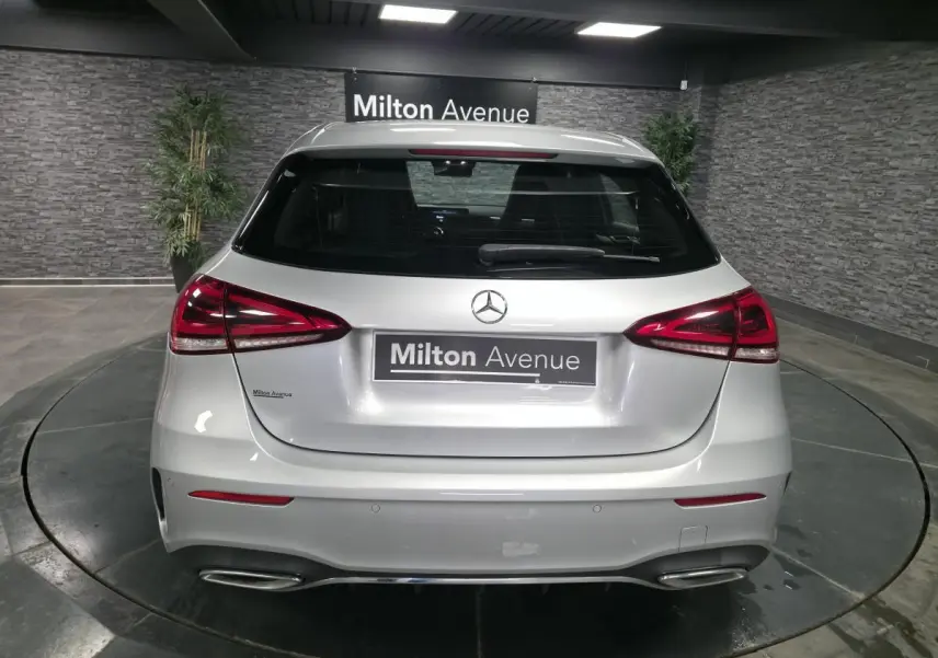 Vue arrière d'une Mercedes Classe A gris métallisé avec feux LED et double sortie d'échappement intégrée AMG.