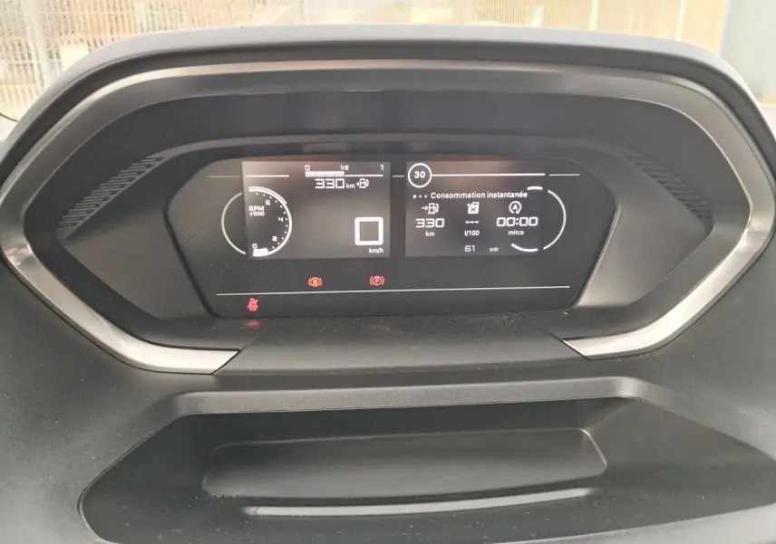 Tableau de bord numérique du Peugeot Partner Fourgon 2025, affichage clair des données de conduite en noir et blanc.