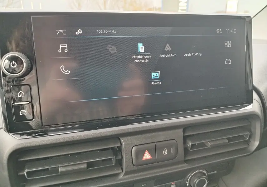 Écran tactile central du tableau de bord du Peugeot Partner Fourgon 2025 avec commandes climatisation et ventilation visibles.