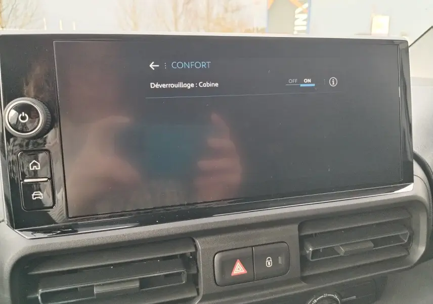 Vue intérieure du tableau de bord du Peugeot Partner Fourgon blanc Icy 2025, avec écran tactile et commandes centrales visibles.