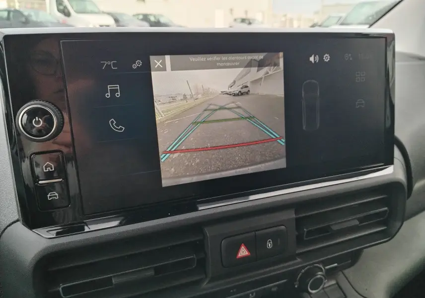 Écran tactile intérieur du Peugeot Partner Fourgon blanc 2025 montrant la caméra de recul avec guidage coloré.