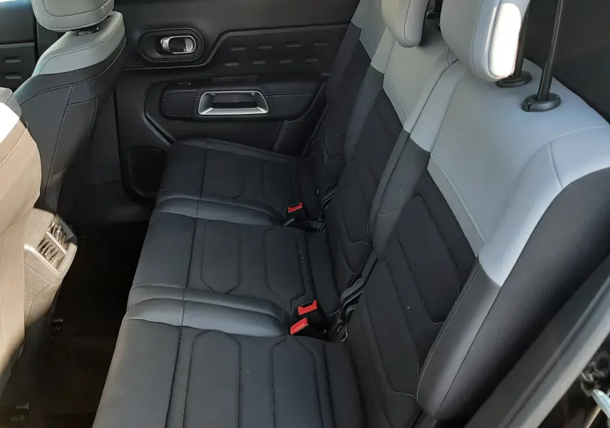 Vue intérieure côté droit des sièges arrière bicolores gris clair et noir du Citroën C5 Aircross 2024 noir Perla Nera.