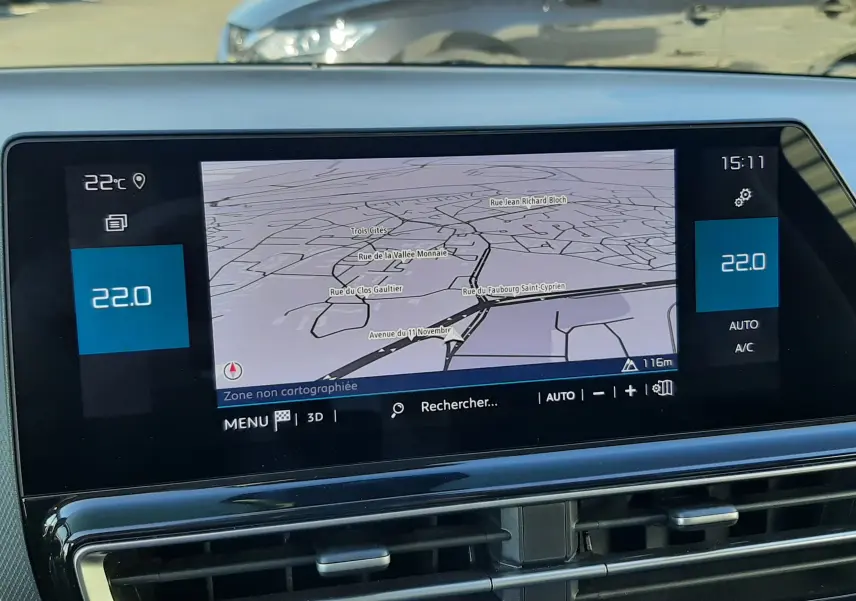 Vue intérieure du tableau de bord du Citroën C5 Aircross 2024, écran tactile affichant la navigation et la climatisation à 22°C.