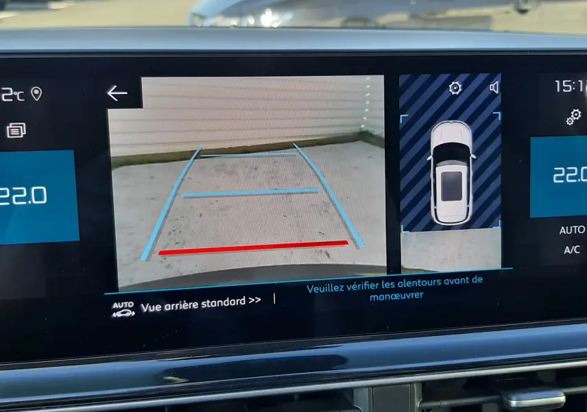 Écran intérieur montrant la caméra de recul et l'affichage 360° du Citroën C5 Aircross noir Perla Nera, vue arrière.