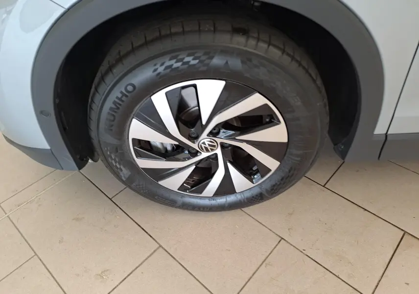 Gros plan sur la roue avant gauche du Volkswagen Tiguan 2025 argent Dolomite avec jante alliage bicolore et pneu Kumho.