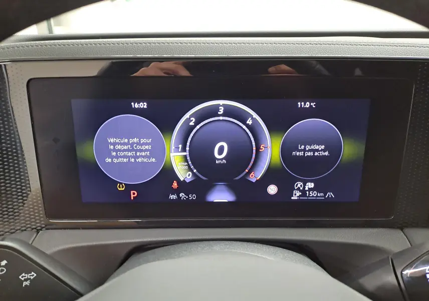 Tableau de bord numérique du Volkswagen Tiguan 2025 affichant la vitesse à 0 km/h et messages d'état du véhicule.