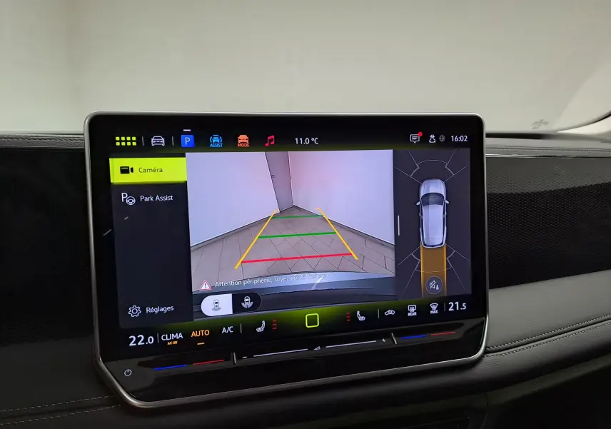 Écran tactile intérieur du Volkswagen Tiguan 2025 affichant la caméra de recul et l'assistance au stationnement.