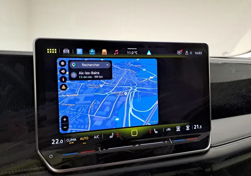Écran tactile central du Volkswagen Tiguan 2025 affichant la navigation et les commandes climatiques en intérieur noir.
