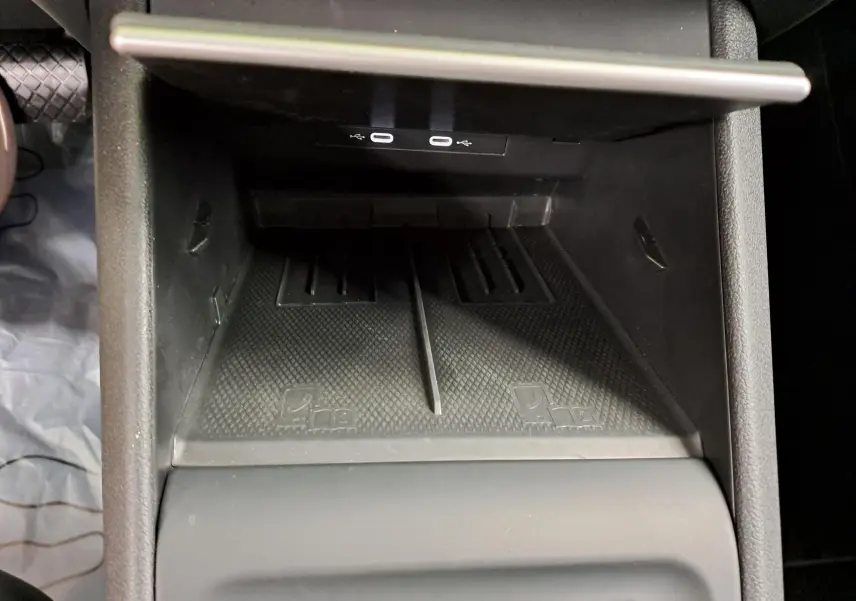 Gros plan sur le compartiment de rangement central avec ports USB du Volkswagen Tiguan 2.0 TDI 150 DSG7 Argent Dolomite.