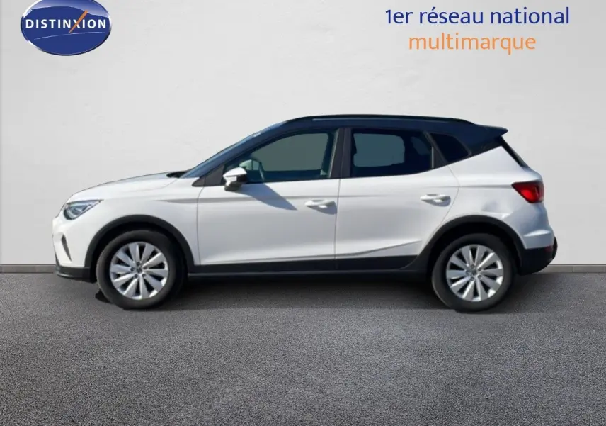 Vue latérale droite d’un SEAT Arona blanc avec toit gris, version 2025 Style Special Edition, sur fond neutre.