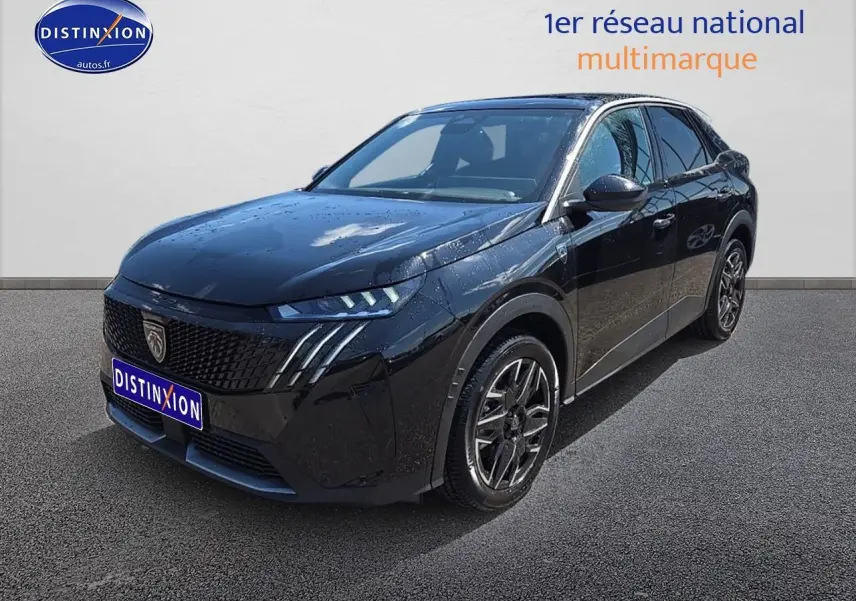 Peugeot 3008 noir vue 3/4 avant droit avec calandre distinctive et jantes alliage modernes.