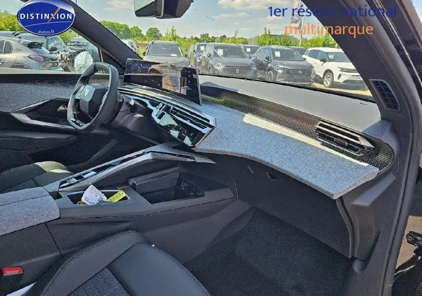 Intérieur avant droit du Peugeot 3008 noir 2025, tableau de bord moderne avec écran tactile et tissu gris clair.