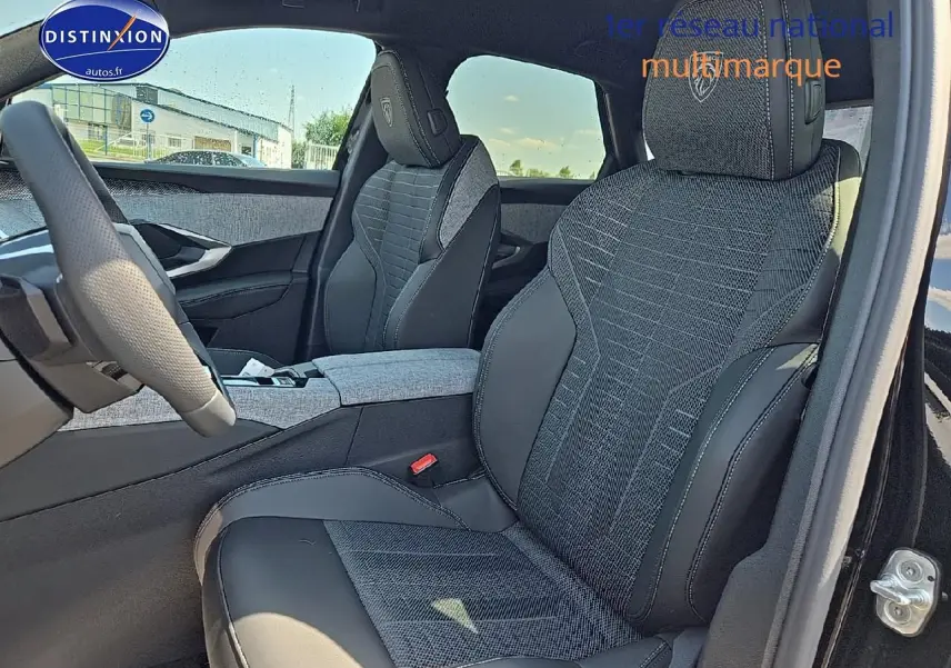 Intérieur du Peugeot 3008 2025 noir, vue côté droit sur sièges avant en tissu et cuir avec logo brodé sur appuie-tête