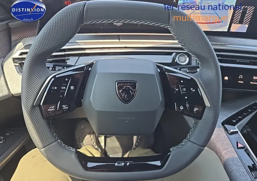 Volant cuir perforé noir avec logo Peugeot et inscription GT, vue frontale de l'intérieur du Peugeot 3008 2025.
